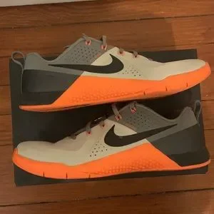 SUPER RARE. METCON 1 LUNAR GREY/TTL ORNG-TMBLD. Was not released in the US. Used Shoes | Super Rare Metcon 1 Lunar Greyttl Orngtmbld Was Not  main image 2